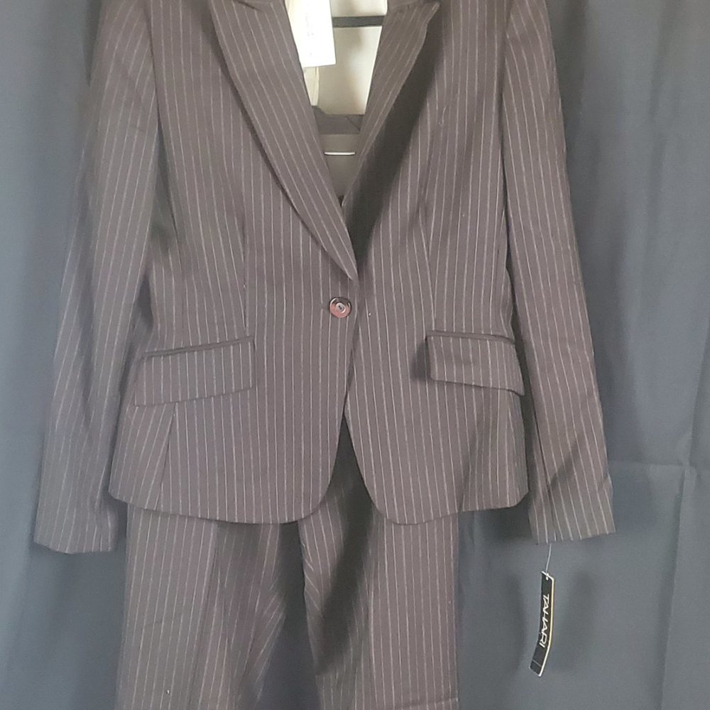 AUTHENIC TAHARI PINSTRIPED PANT SUIT - Picture 2 of 8